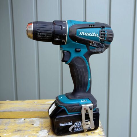 Masina de gaurit Makita 18V cu acumulator